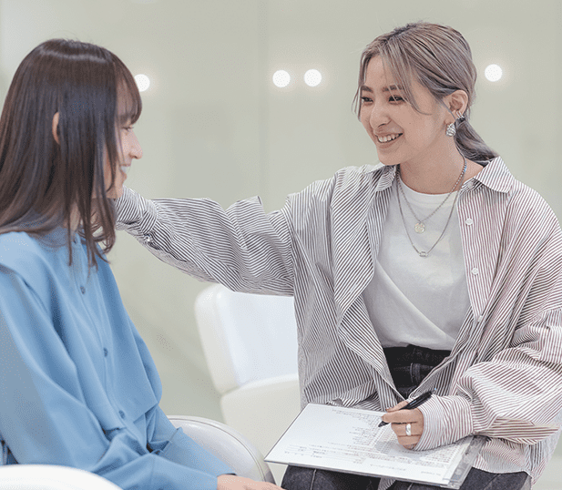 美容室でカウンセリングをしている画像