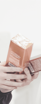 製品を手に持っている画像