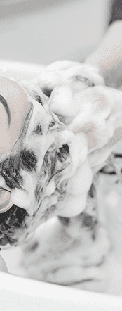 髪を洗っている画像