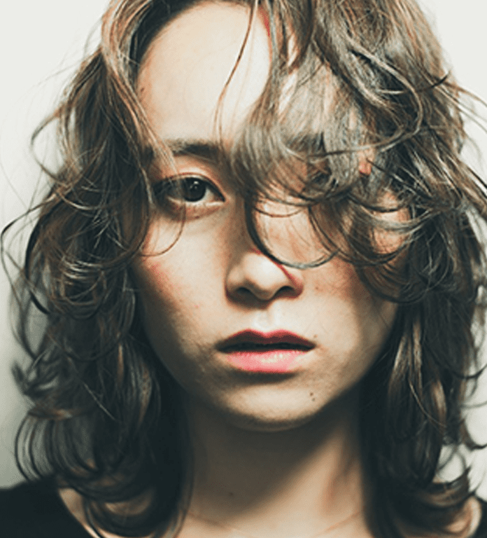 ロングヘアの男性の画像