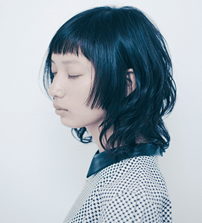 目を閉じている女性の画像