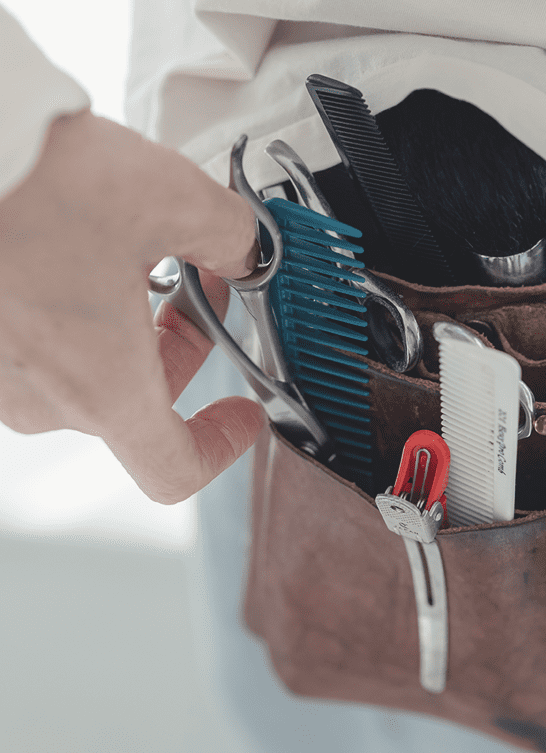 美容器具を手に取る画像