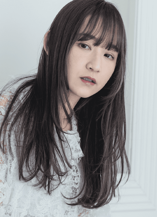 正面向いている女性の画像